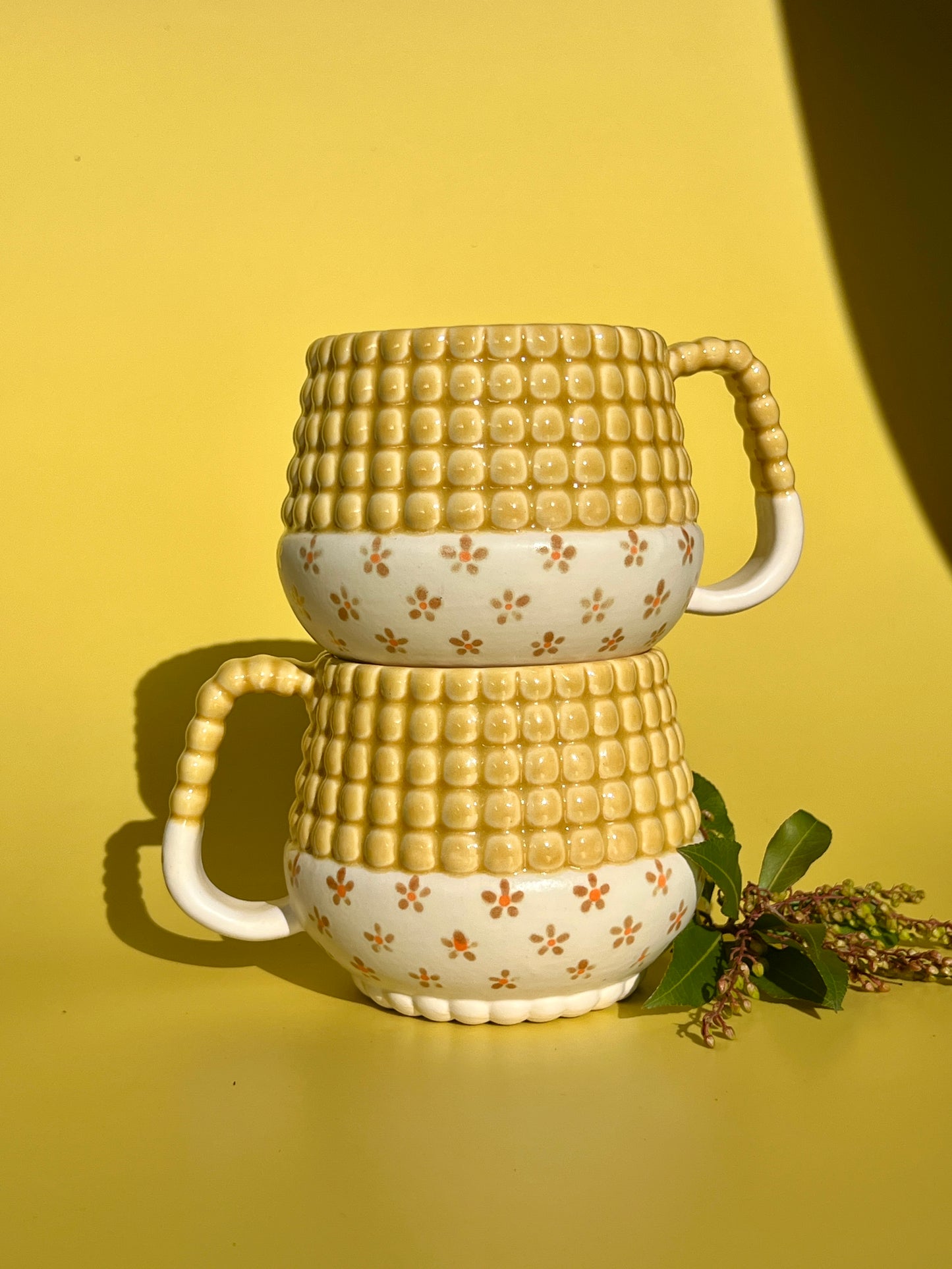 Ludo Mug with Big Dimple Top in Ochre Flower