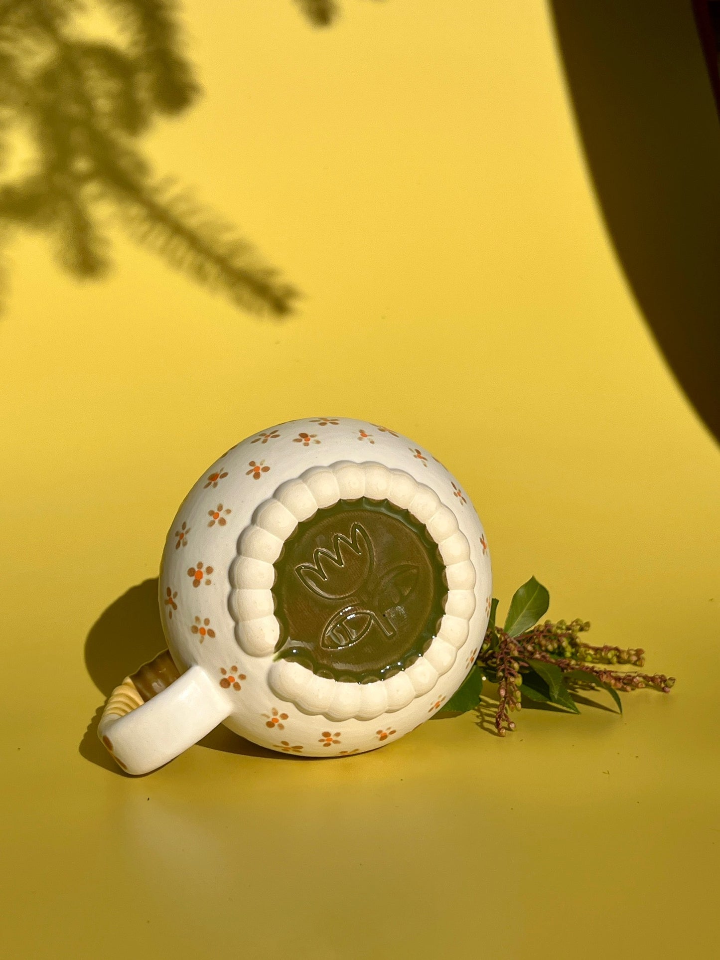 Ludo Mug with Big Dimple Top in Ochre Flower