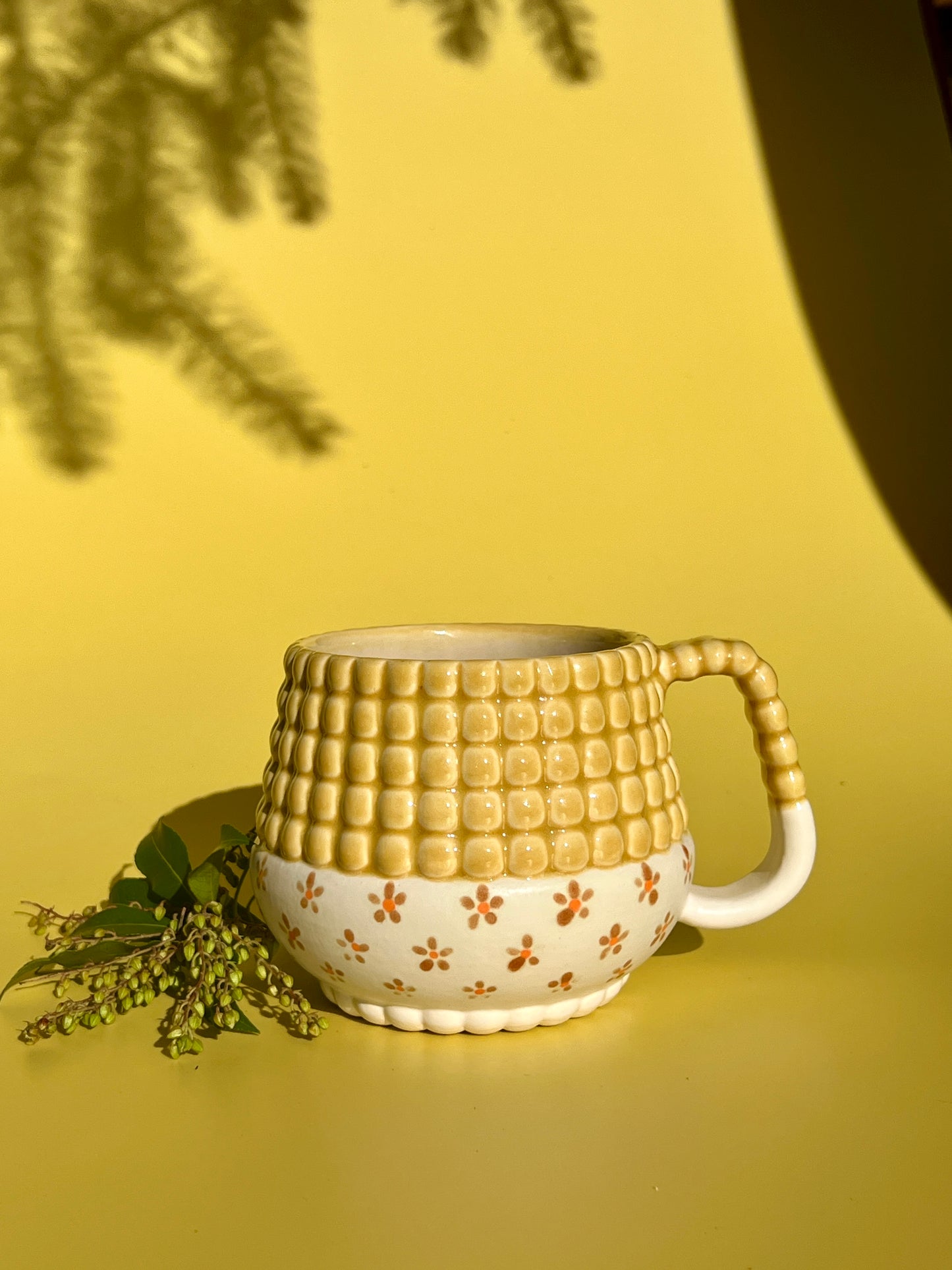 Ludo Mug with Big Dimple Top in Ochre Flower
