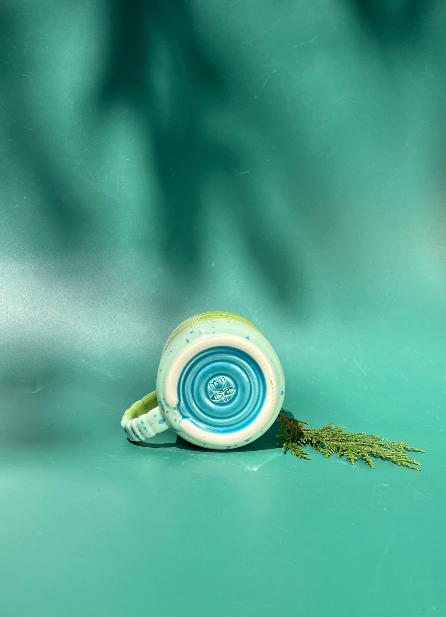 The 10oz Rizzo Mug with Horizontal Texture in Aqua Green Speckle